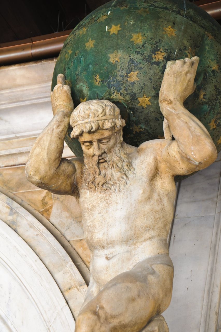 Statua di Atlante che regge il mondo a Roma