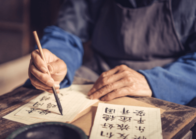 Uomo che scrive la storia del re dei fantasmi cinese Zhong Kui