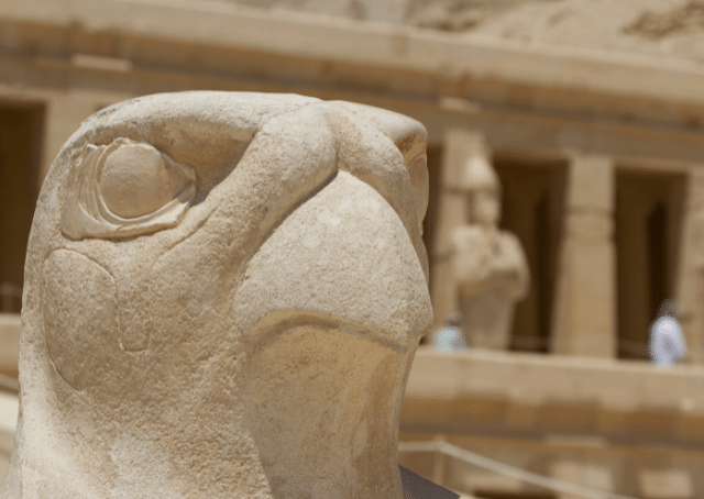 Statua del dio a testa di falco del cielo Horus