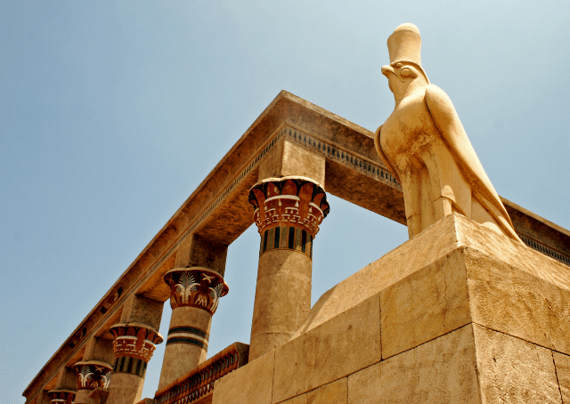 Tempio del dio a testa di falco del cielo Horus