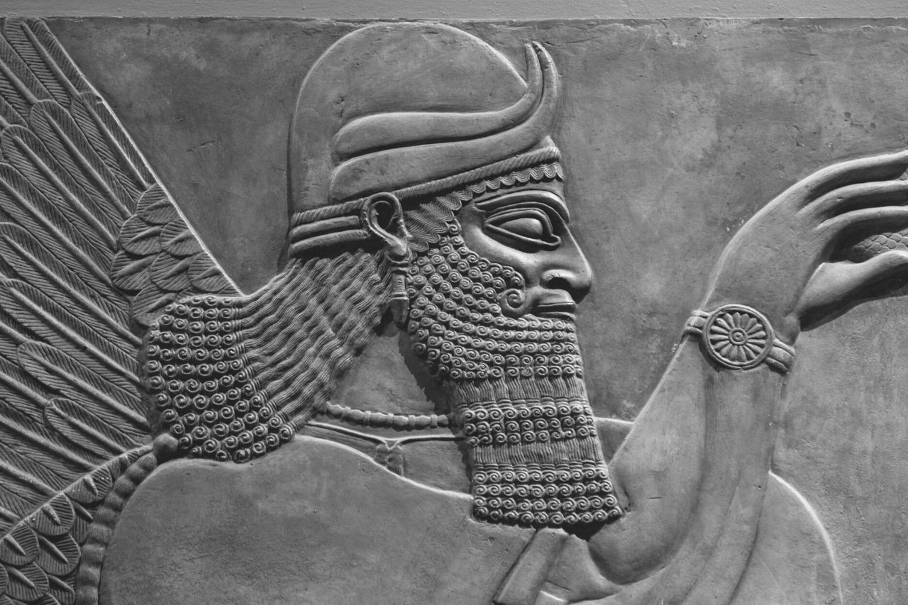 Antico rilievo di un dio assiro