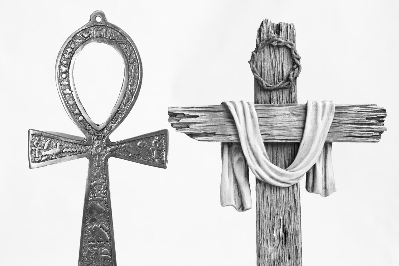 Ankh vs Croce: Quale di questi simboli religiosi apparve per primo?