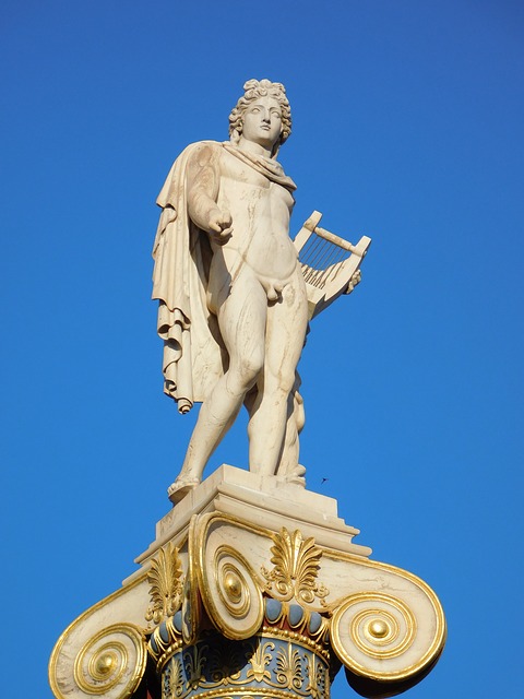 Statua in marmo di Apollo, il dio greco della musica, della luce e della profezia