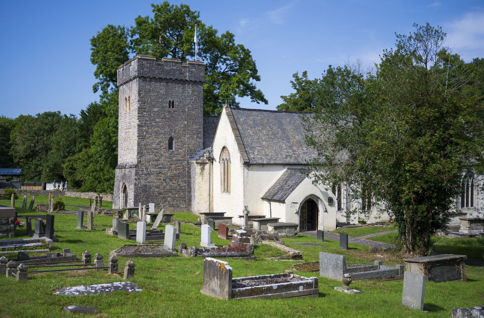 Chiesa di San Cadoc, dedicata alla figura religiosa che confrontò Cadoc sul sequestro di Abalcem da parte di Maelgwn
