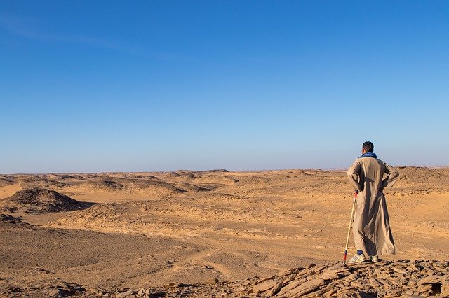 Uomo egiziano in un deserto