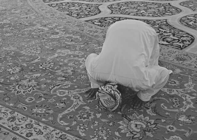 Uomo che si converte all’Islam