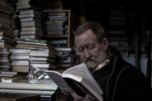 Uomo che legge una poesia di Adonis