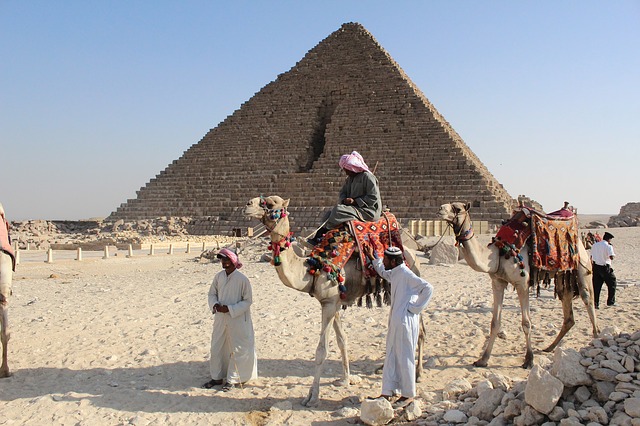 Uomini davanti a una piramide