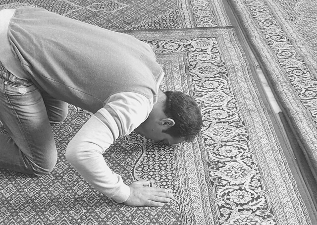 Preghiera musulmana in una moschea in Giordania
