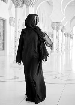 Donna musulmana in abaya