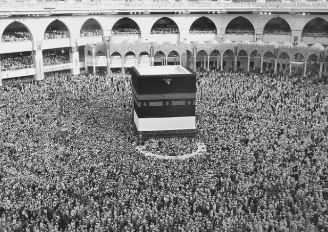 Musulmani a Mecca che pregano per il profeta Muhammad