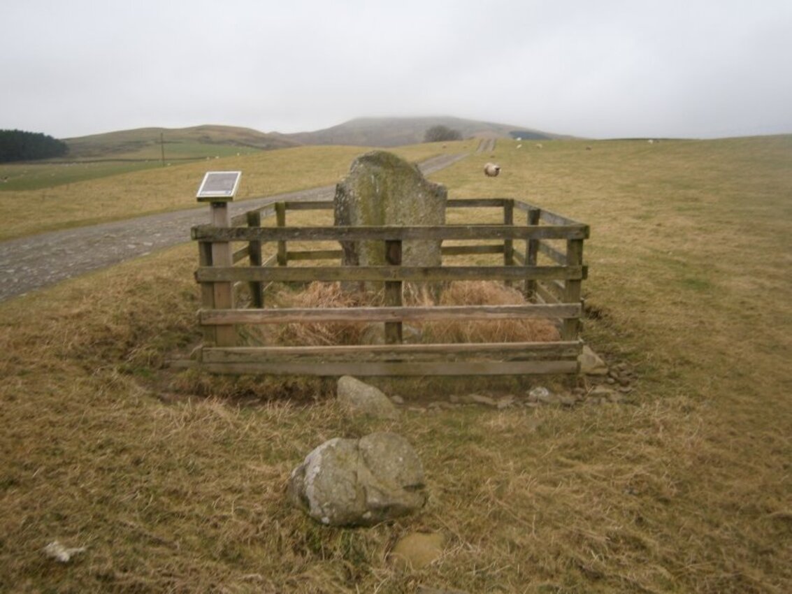 Pietra di Yarrow con l’iscrizione di Nudus figlio di Liberalis, sesto secolo, Selkirkshire, possibilmente un riferimento al Nudd menzionato nella leggenda di Gwythyr, o altrimenti un altro membro della stessa dinastia
