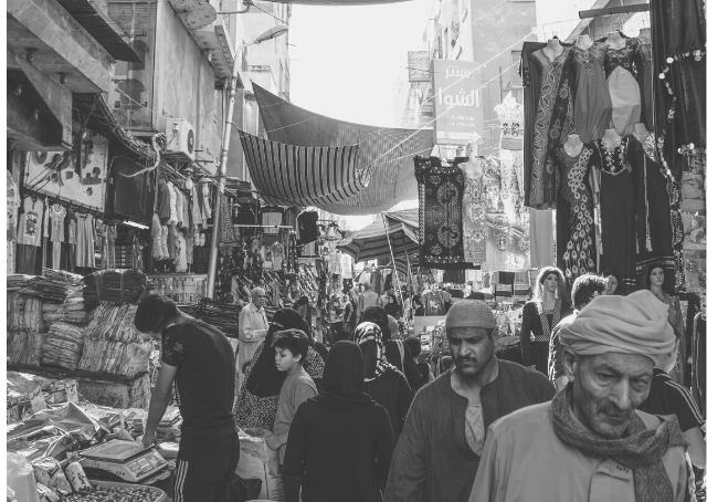 Persone che camminano al bazaar del Cairo