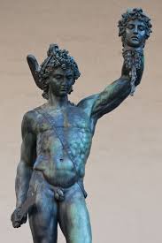 Perseo che tiene la testa di Medusa - caratteristiche degli eroi epici