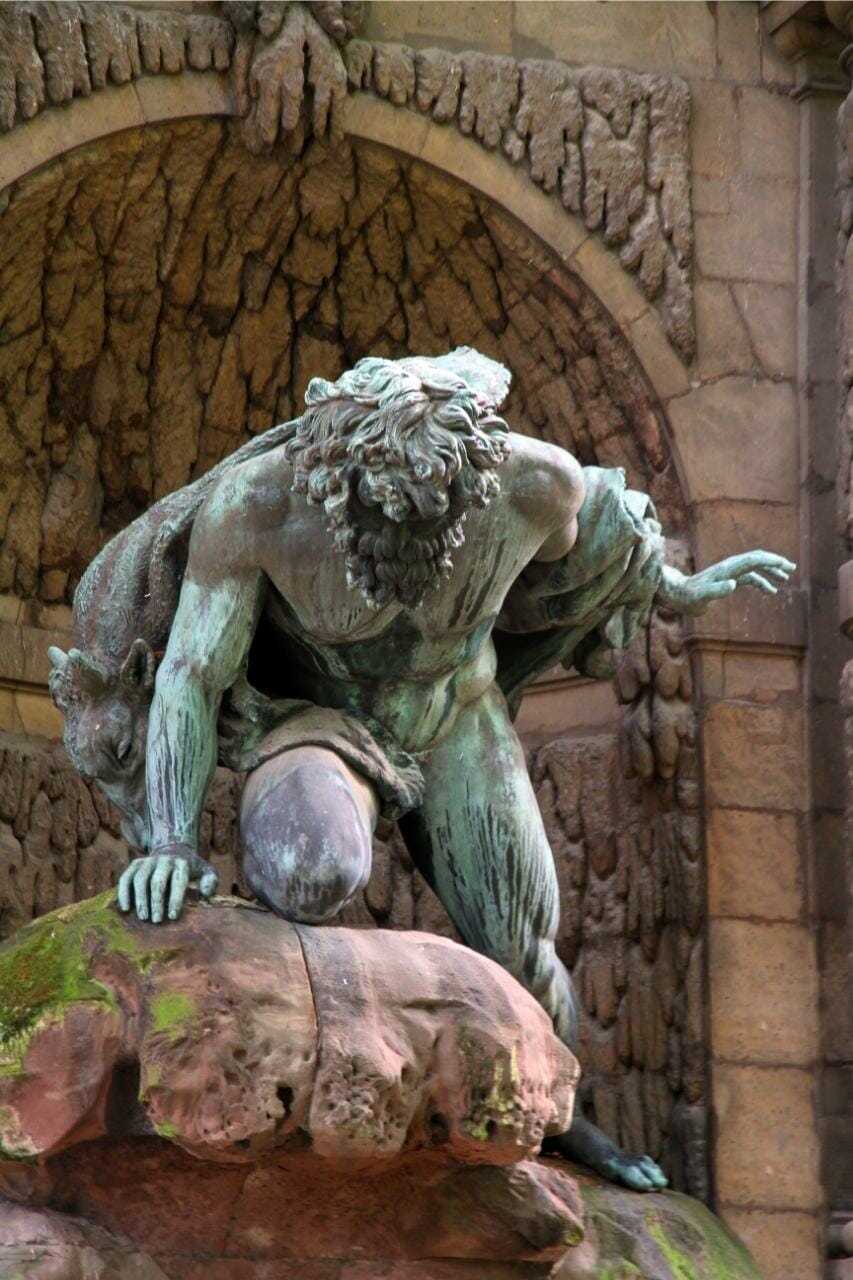 Antica statua di Polifemo il Ciclope della mitologia greca