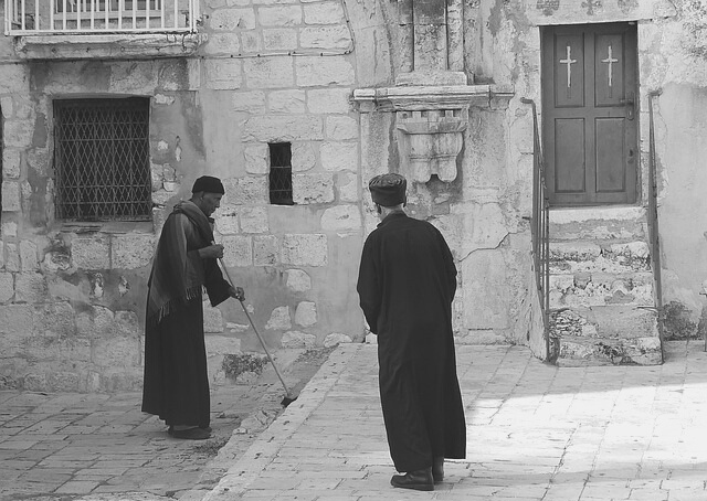 Preti davanti a una Chiesa ortodossa copta