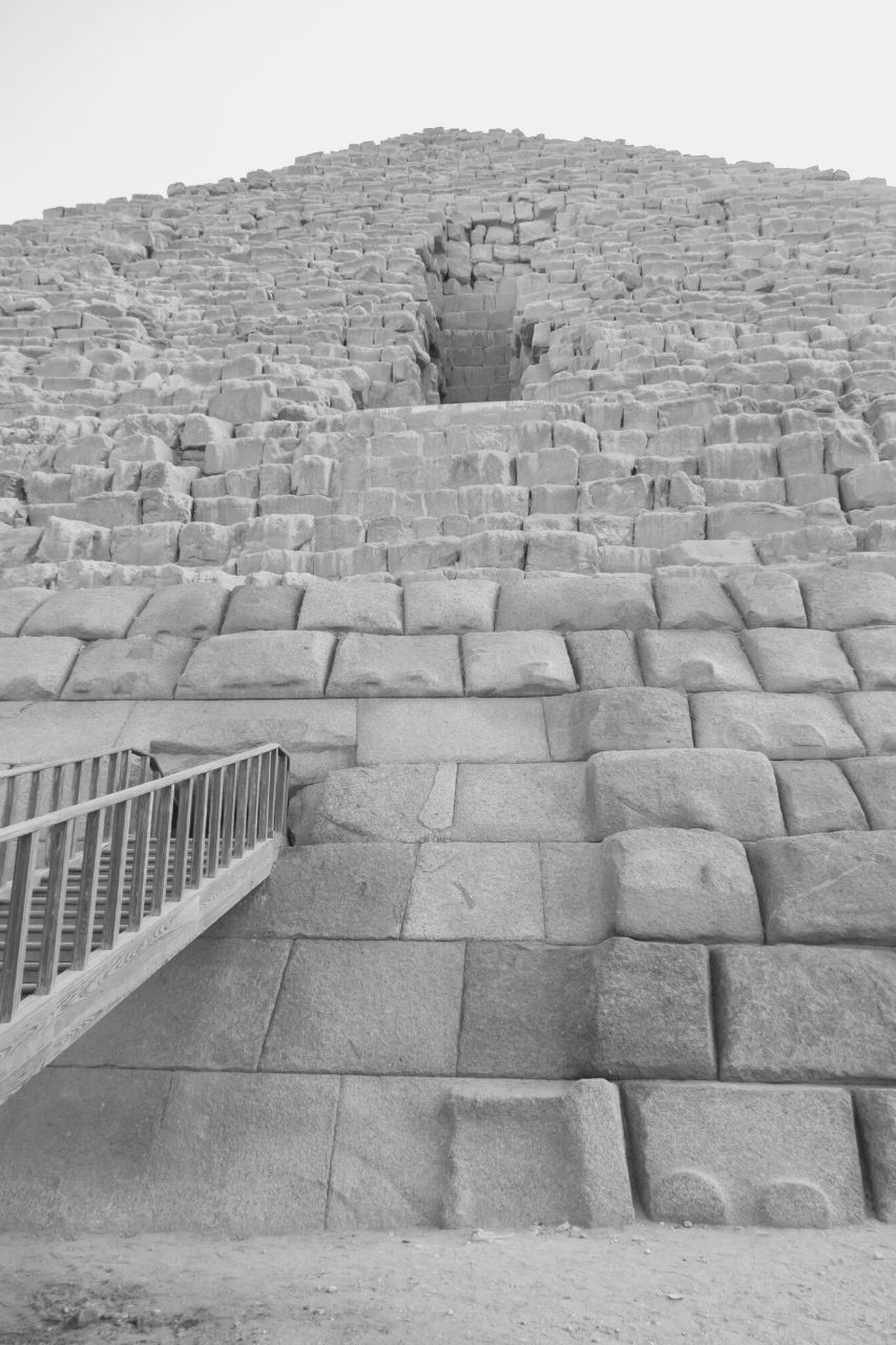 Vista dell’ingresso della piramide di Micerino in Egitto