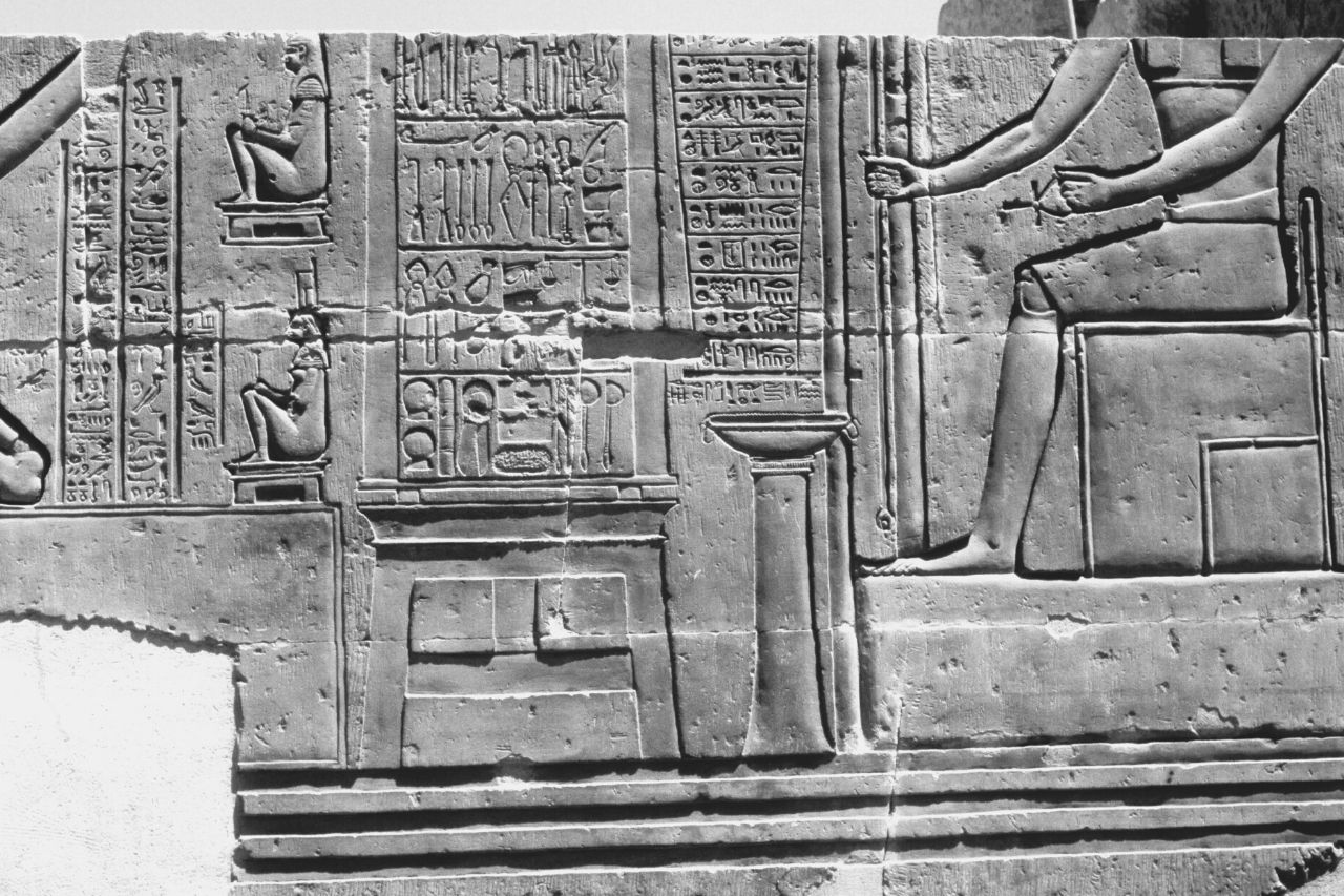 Parete restaurata che raffigura l’antico medico egizio Imhotep