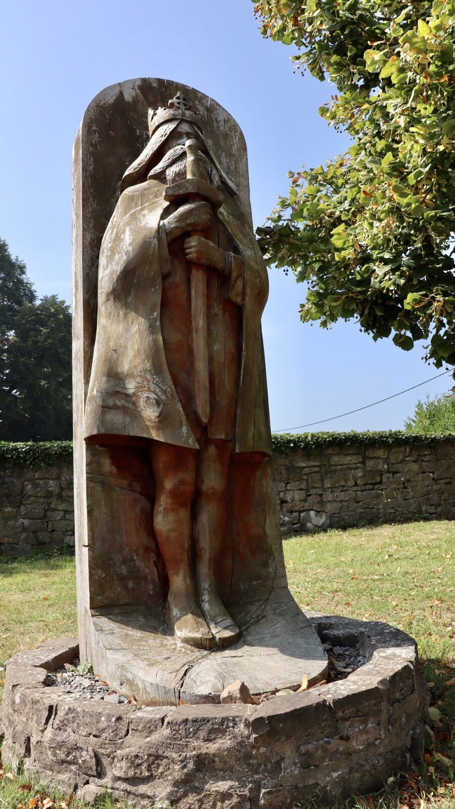 Scultura in legno di Tewdrig, il re che scacciò re Maxentius, chiesa di St Tewdric, Mathern, Galles