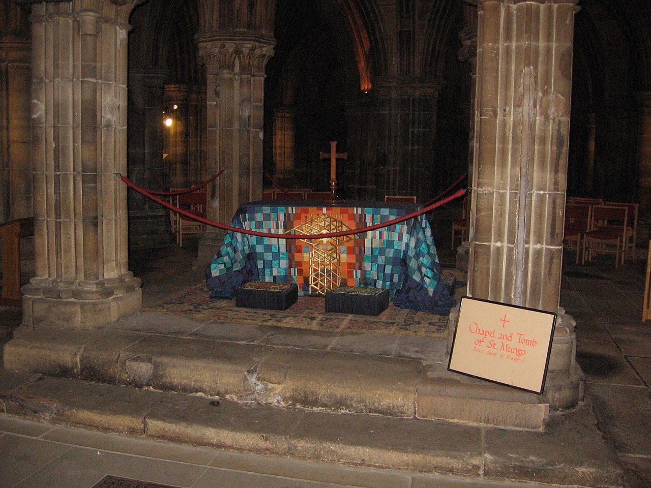 La presunta tomba di san Kentigern, noto anche come Mungo, cattedrale di Glasgow