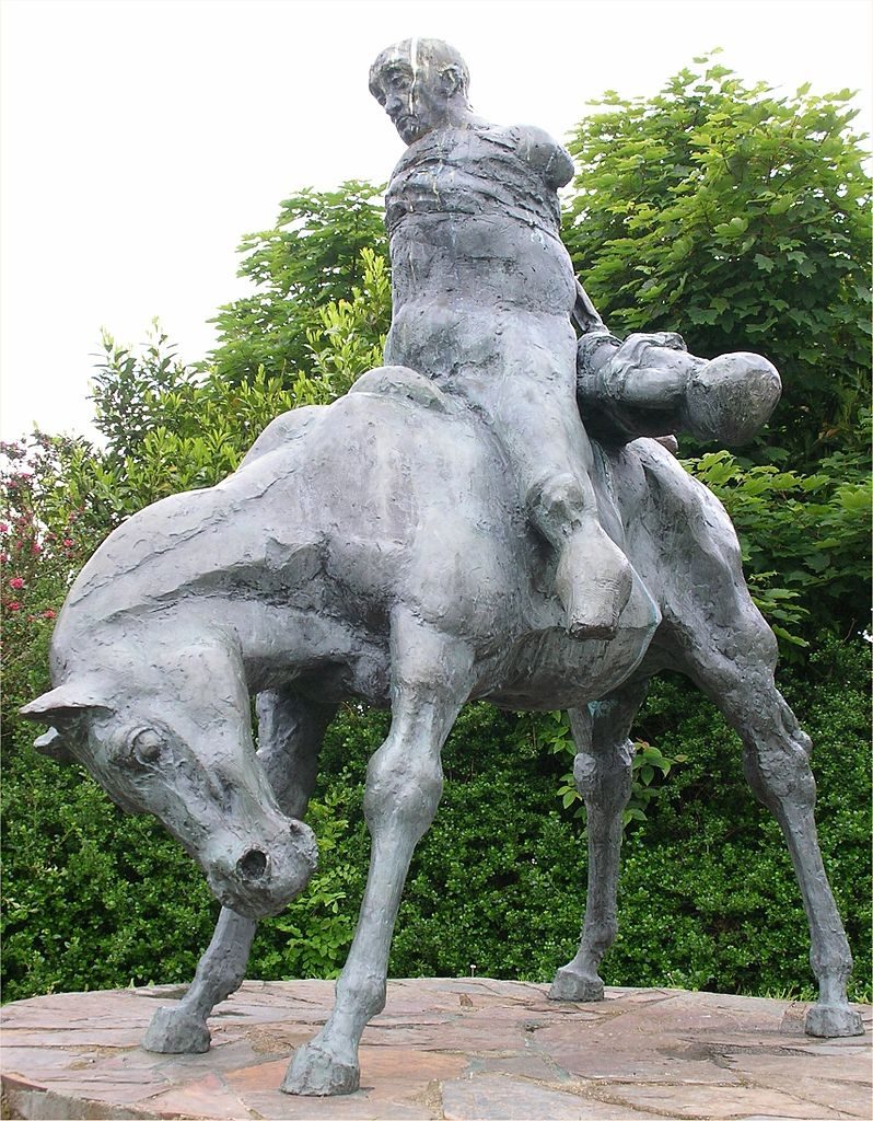 The Two Kings, statua che raffigura Bran il Benedetto che trasporta il corpo del nipote Gwern, Ivor Roberts-Jones, 1987, castello di Harlech, Galles