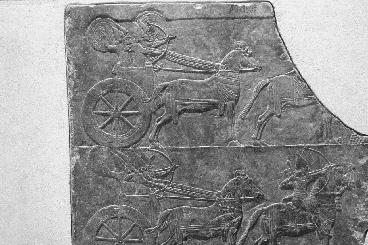 Bassorilievo di carri e arcieri mesopotamici in un museo