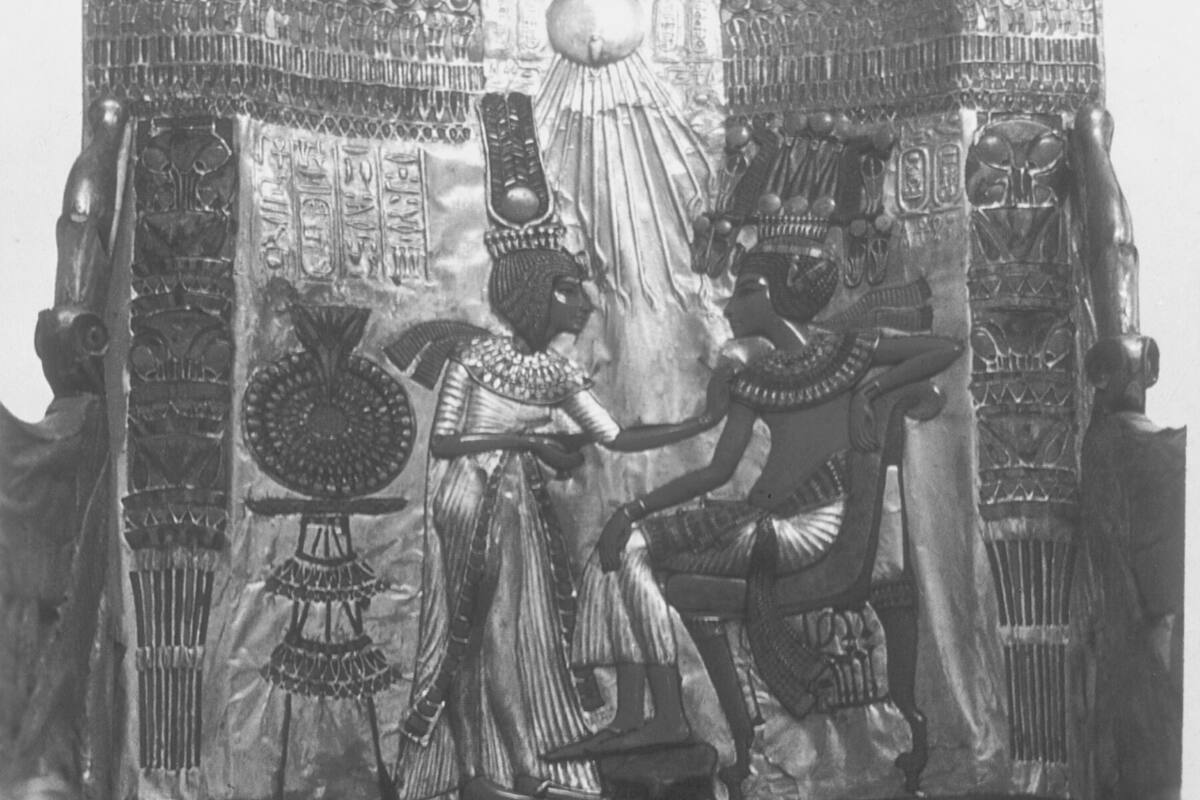 Il trono d’oro con re Tut e Ankhsenamon