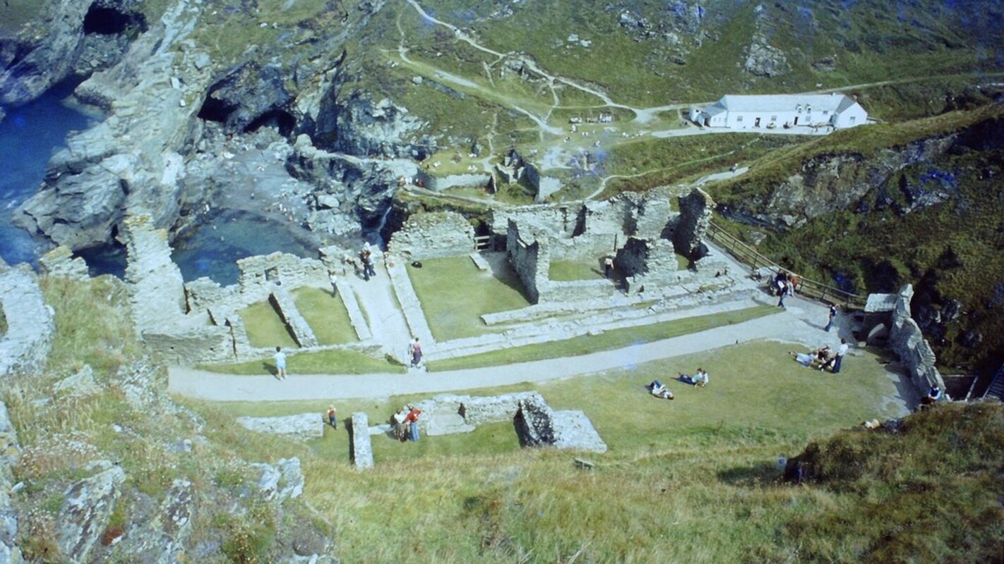 Le rovine del castello di Tintagel, Cornovaglia, la casa di Gorlois l’allegato padre di Gwyar. Foto di Sandy Gerrard, CC-BY 2.0