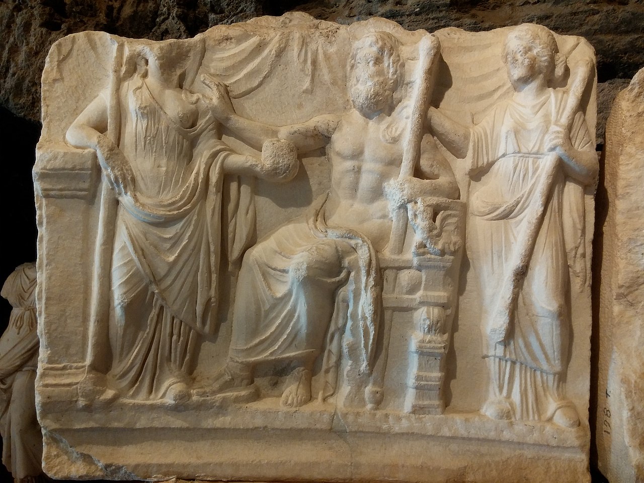 Un rilievo del II secolo che raffigura il matrimonio di Zeus e Latona